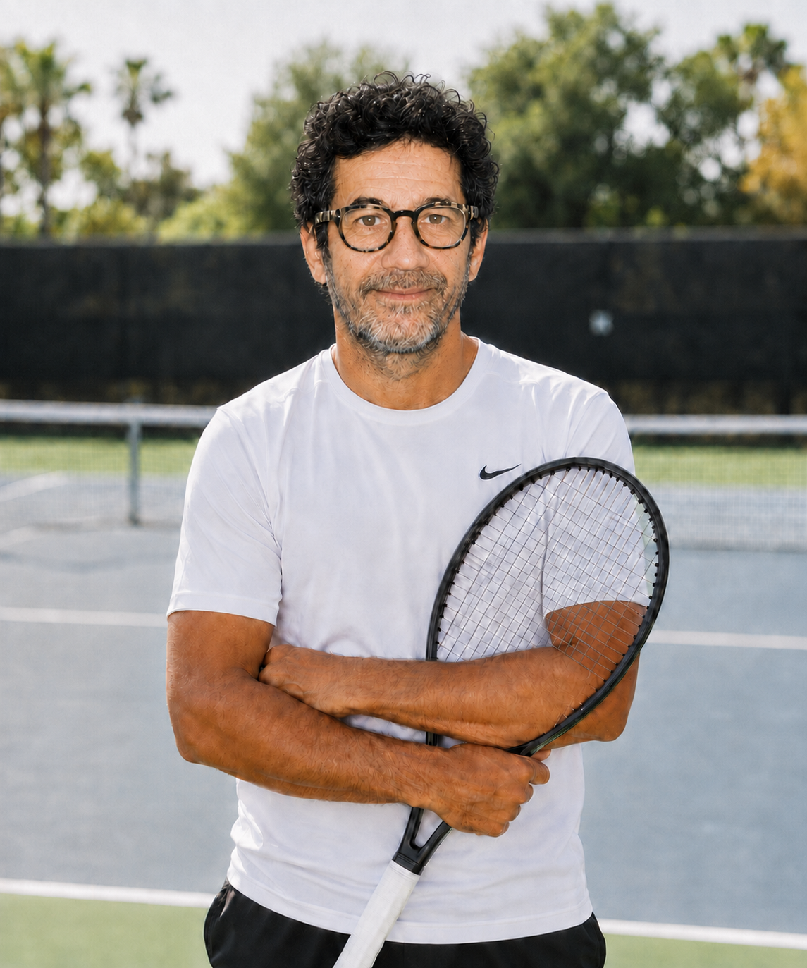 Jaime, freundlicher Tennistrainer in Berlin, mit Tennisschläger auf dem Tennisplatz